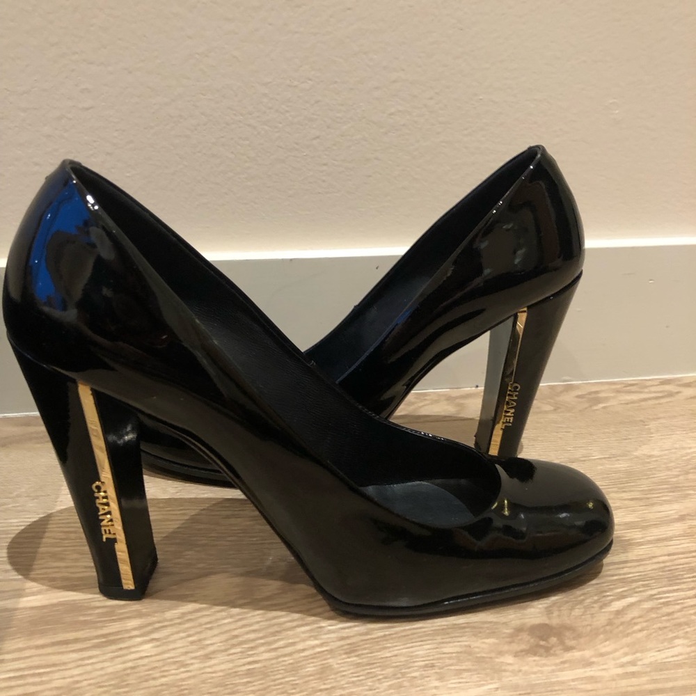 Chanel Black Patent Leather Pump - Picture 5 of 12